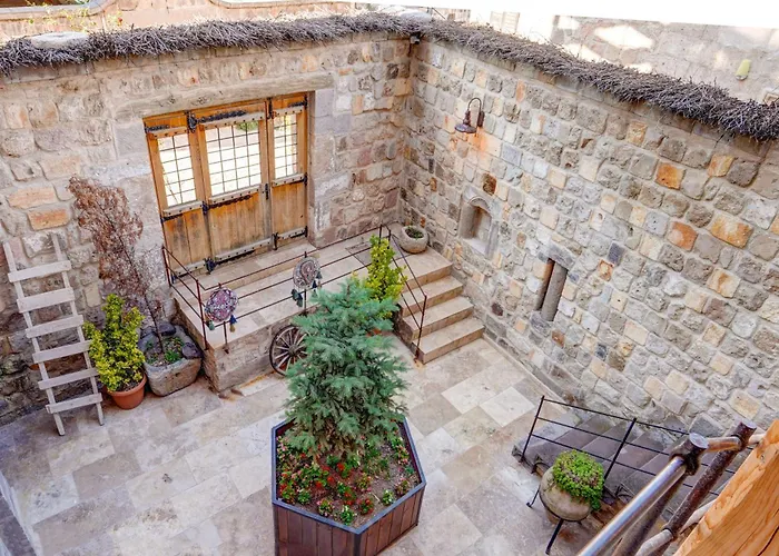 Vasil Cave Üçhisar