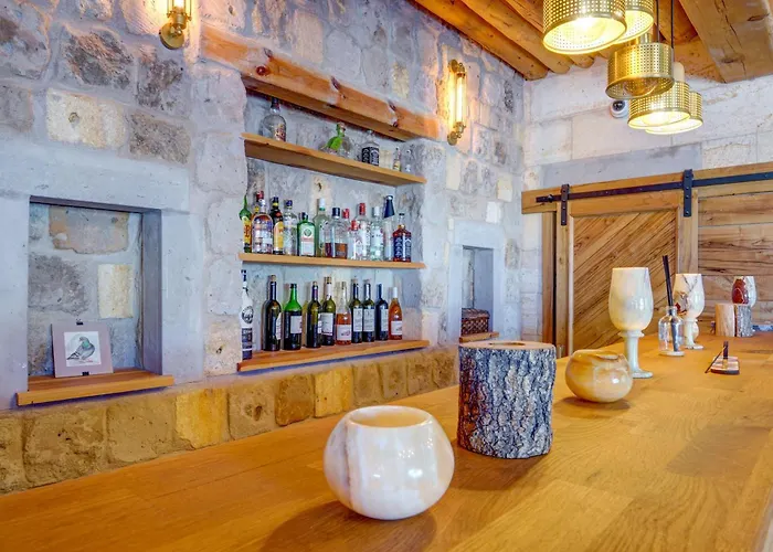 Vasil Cave Üçhisar